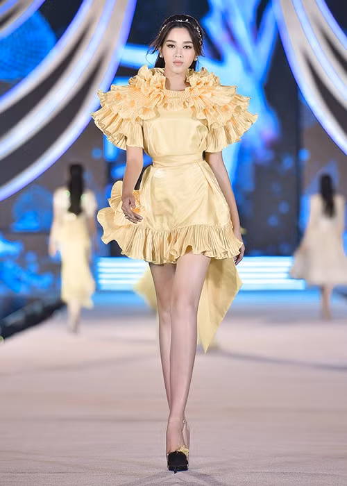 Tân hoa hậu có học vấn khá tốt. Cô là sinh viên năm thứ hai ngành Luật Kinh doanh, Đại học Kinh tế Quốc dân.