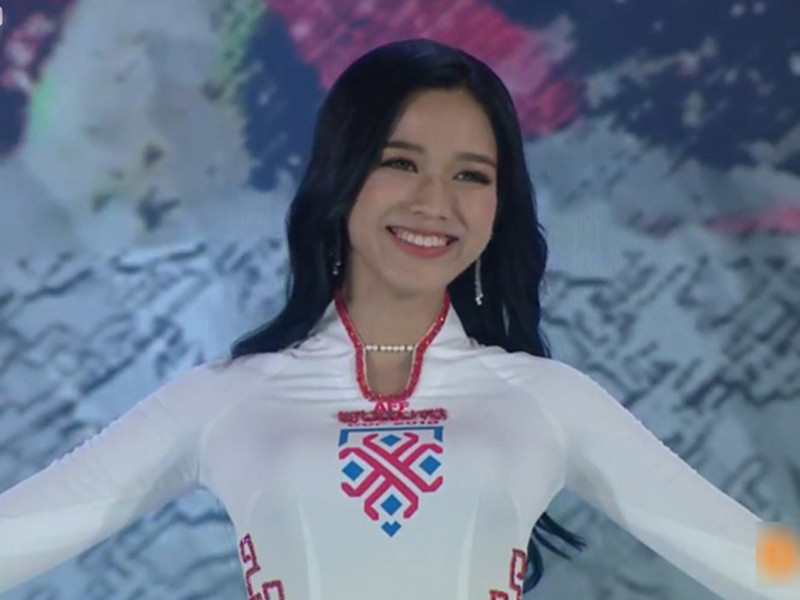 Chân dài sinh năm 2001, đến từ Thanh Hóa, được đánh giá cao về nhan sắc, học vấn và phong độ suốt cuộc thi. Ảnh: Zing