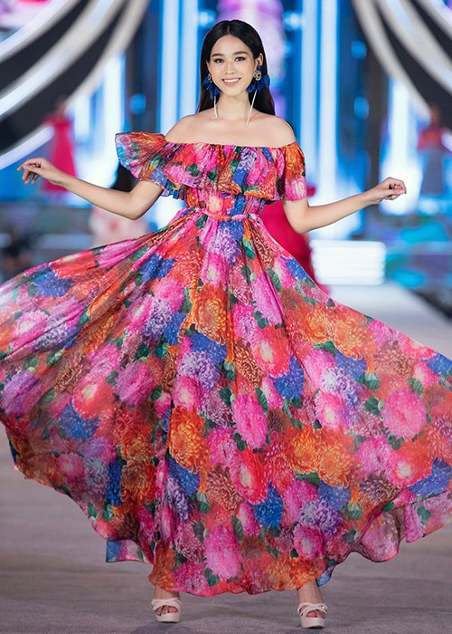 Hoa hậu Đỗ Thị Hà có gương mặt đẹp, sáng sân khấu, vóc dáng cân đối, gợi cảm.