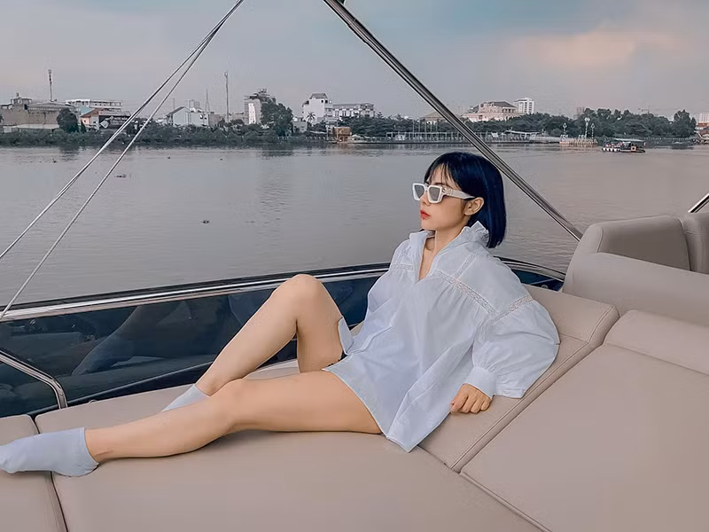 Bà mẹ một con xinh đẹp không kém cạnh dàn tình cũ của Huỳnh Anh như Hồng Quế, Y Vân, Hoàng Oanh, Kỳ Hân.