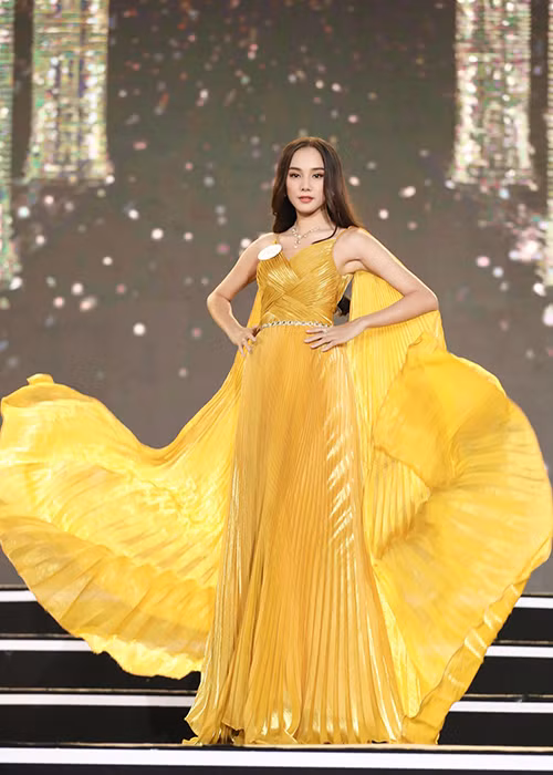 Nguyễn Thị Bích Thùy sinh năm 2000 sở hữu gương mặt khả ái cùng chiều cao ấn tượng 1m73. Cô hiện là ứng viên sáng giá cho vương miện Hoa hậu Việt Nam 2020.