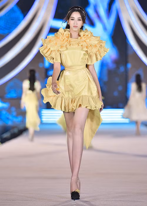 Đỗ Thị Hà được cho là một trong những thí sinh xuất nhất của vòng chung kết Hoa hậu Việt Nam 2020. Chân dài đến từ Thanh Hóa, sinh năm 2001, lọt top 5 Người đẹp thời trang.