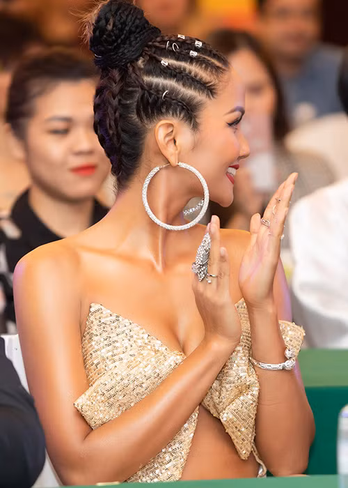 Hình ảnh quyến rũ của H’hen Niê hậu chia tay nhanh chóng nhận được sự quan tâm của khán giả.