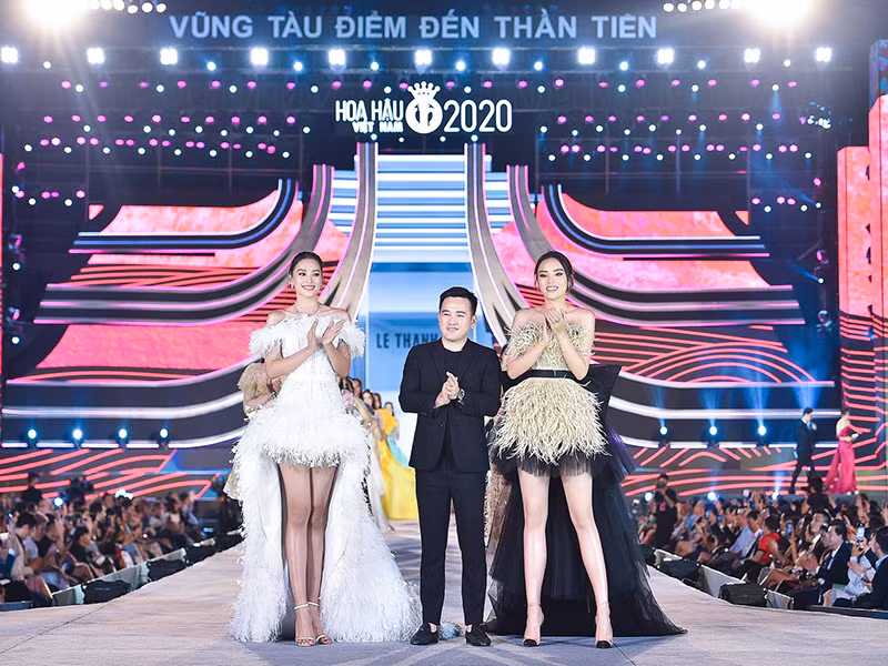 Đương kim Hoa hậu Việt Nam Tiểu Vy và Hoa hậu Kỳ Duyên cũng tham gia trình diễn.