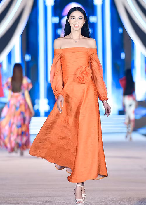 Nguyễn Thị Hoài Thương có mặt trong top 5 Người đẹp thời trang.