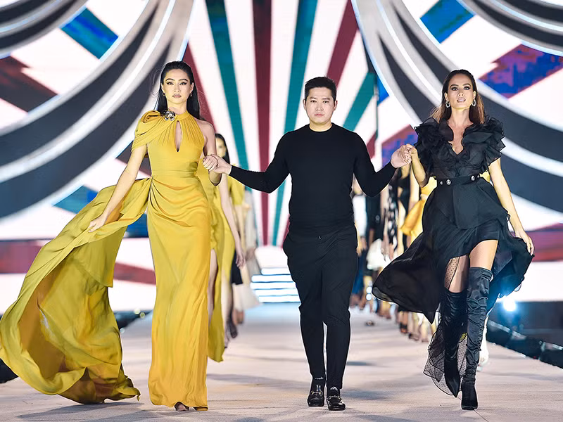 Lương Thùy Linh (ngoài cùng bên trái) giữ vai trò vedette cho bộ sưu tập của Đinh Thành Long.