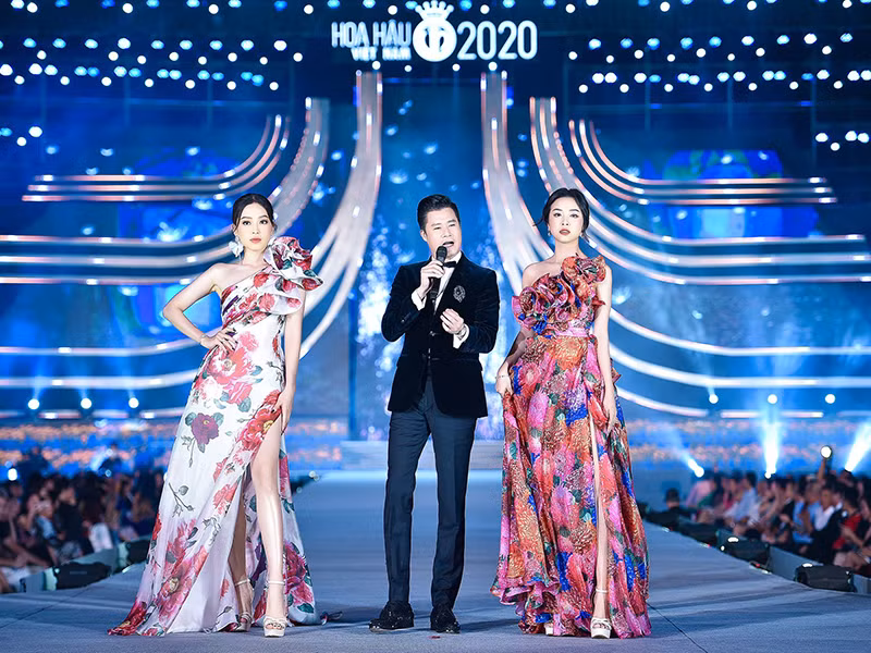 2 nàng á hậu Phương Nga và Thúy An tham gia trình diễn.