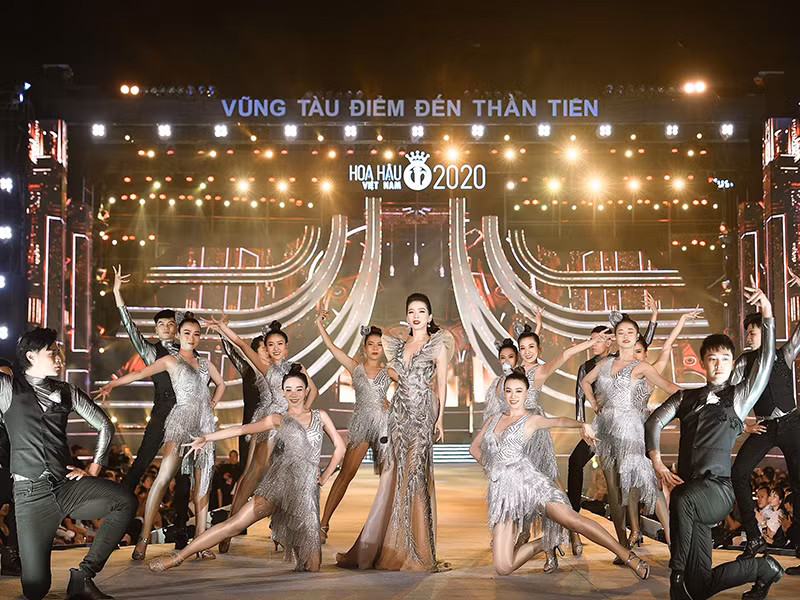 Cô thể hiện hai ca khúc "Biển tình" và "Bài Tango cho em".