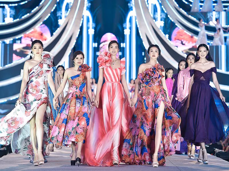 Thúy An, Phương Nga đọ sắc cùng Mỹ Linh và top 35 Hoa hậu Việt Nam 2020.