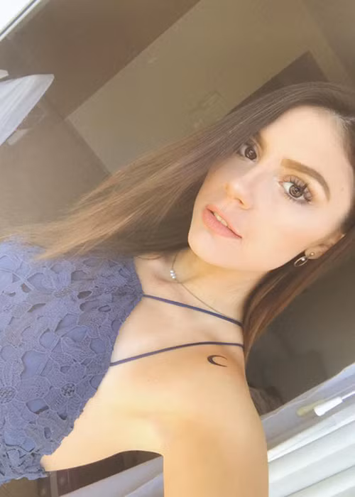 Ở quê nhà, Amar là ca sĩ khá nổi tiếng. Hiện tại, cô học năm cuối khoa âm nhạc tại đại học và dự định đến Mỹ theo đuổi đam mê ca hát sau khi tốt nghiệp.