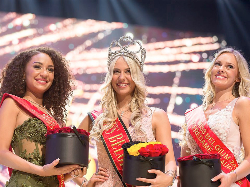 Celine Van Ouytsel (ở giữa), 22 tuổi, đăng quang cuộc thi Hoa hậu Thế giới Bỉ 2020 vào tháng 1. Cô từng theo học Đại học Antwerp và có bằng thạc sĩ Luật.