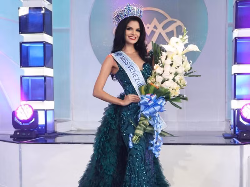 Alejandra là một sinh viên y khoa 23 tuổi. Cô tham gia nhiều hoạt động xã hội dành cho trẻ em kém may mắn và người già trong thị trấn của mình.