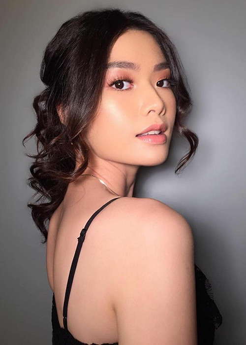 Một đối thủ khác của Đỗ Thị Hà cũng đã lộ diện. Đó là Hoa hậu Thế giới Indonesia 2020 - Pricilia Carla Yules. Cô sinh năm 1996, tốt nghiệp chuyên ngành Khách sạn tại Melbourne, Australia.