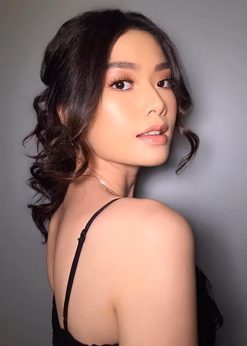 Một đối thủ khác của Đỗ Thị Hà cũng đã lộ diện. Đó là Hoa hậu Thế giới Indonesia 2020 - Pricilia Carla Yules. Cô sinh năm 1996, tốt nghiệp chuyên ngành Khách sạn tại Melbourne, Australia.