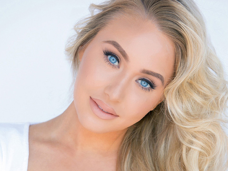 Hoa hậu Thế giới Mỹ 2020 - Alissa Anderegg là một trong những đối thủ của Đỗ Thị Hà trên đấu trường Miss World 2021 (Hoa hậu Thế giới 2021). Alissa năm nay 26 tuổi, có bằng thạc sĩ, hiện làm giám đốc truyền thông của một ngân hàng lớn.