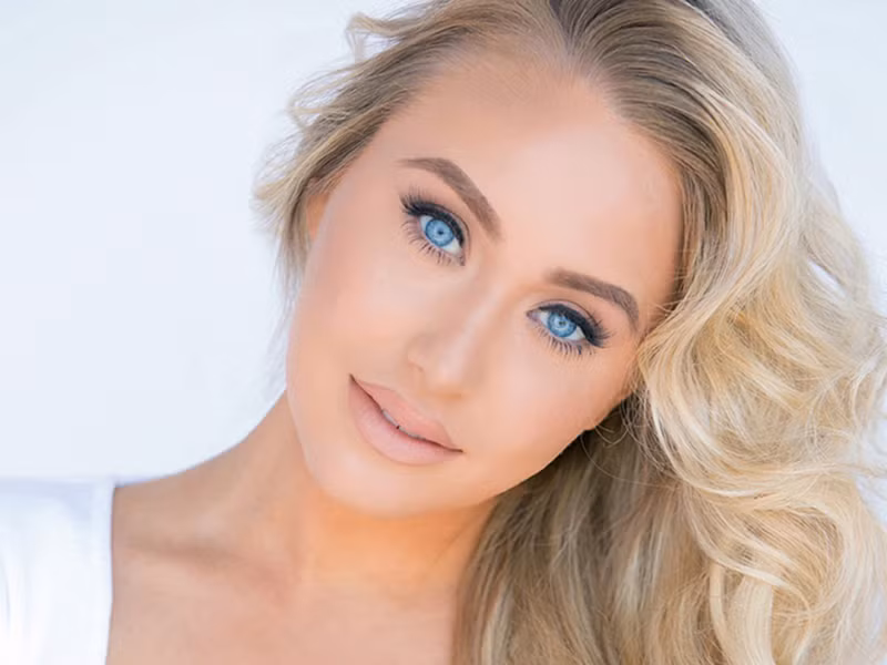 Hoa hậu Thế giới Mỹ 2020 - Alissa Anderegg là một trong những đối thủ của Đỗ Thị Hà trên đấu trường Miss World 2021 (Hoa hậu Thế giới 2021). Alissa năm nay 26 tuổi, có bằng thạc sĩ, hiện làm giám đốc truyền thông của một ngân hàng lớn.