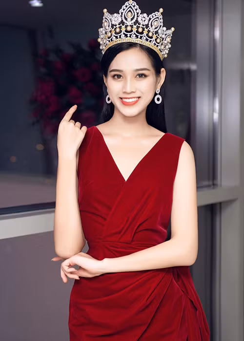 Soi loat doi thu cua Do Thi Ha o Hoa hau The gioi 2021