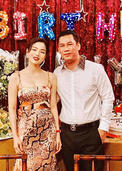 Ung xu van minh cua chong cu Le Quyen va loat sao hau ly hon