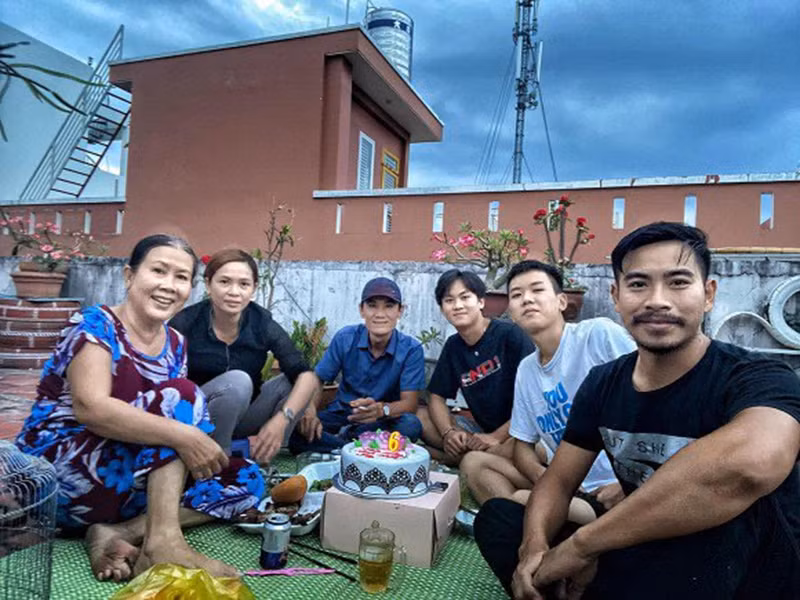 Thanh Bình được khen ngợi không chỉ vì giải quyết vấn đề ly hôn văn minh với Ngọc Lan mà còn vì giữ mối quan hệ tốt đẹp với bố mẹ vợ cũ.