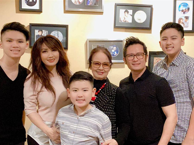 Bằng Kiều xem Trizzie Phương Trinh là bạn sau khi ly hôn. Vì thế, anh thoải mái hội ngộ vợ cũ trong những ngày kỷ niệm của các con hay sự kiện của người thân.