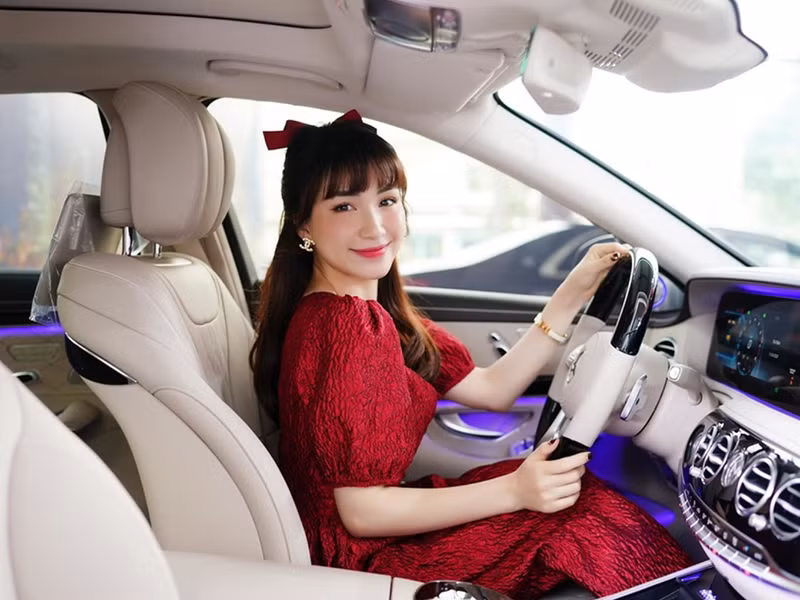 "Xe này Hòa mua, tiền Hòa kiếm Hòa tiêu, không liên quan đến ai, không có bình luận chồng giàu, chồng mua cho làm con tim bé nhỏ này tổn thương nhiều lắm”, cô viết.