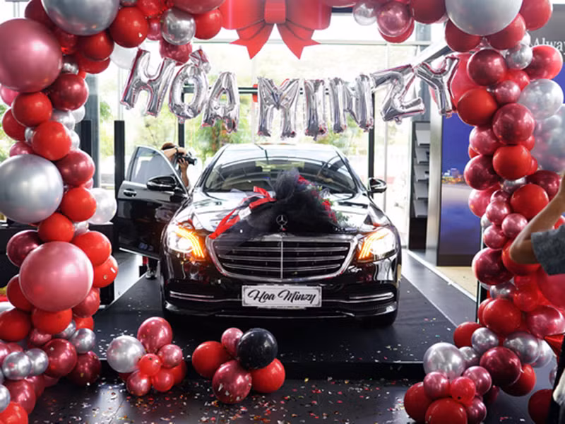 “Có mẹ chồng thương, chồng yêu nên ăn ở xe cộ đi lại cũng không phải nghĩ ngợi gì, nhưng thật sự quan điểm sống của Hòa trước giờ “Cái gì của mình thì dùng nó vẫn là sướng nhất", nữ ca sĩ khéo khoe mối quan hệ với mẹ của bạn trai.