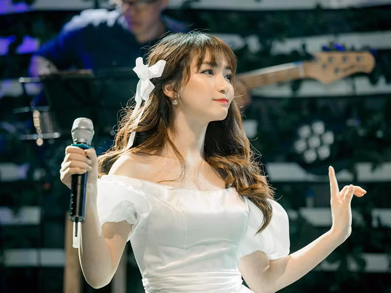 Sau 6 năm hoạt động nghệ thuật, Hòa Minzy sở hữu khối tài sản đáng mơ ước với biệt thự, xe hơi, đồ hiệu và hàng loạt bất động sản.