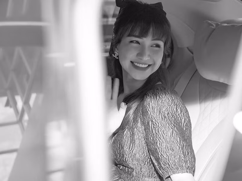 Hòa Minzy từng trả lời fan về thu nhập: “Thực ra nghề của chị kiếm tiền không cố định. Có thể vài ba ngày là kiếm 500 triệu đồng rồi. Có thể ký một hợp đồng là 500 triệu đồng. Nhưng có những ngày không có show thì không có tiền”.