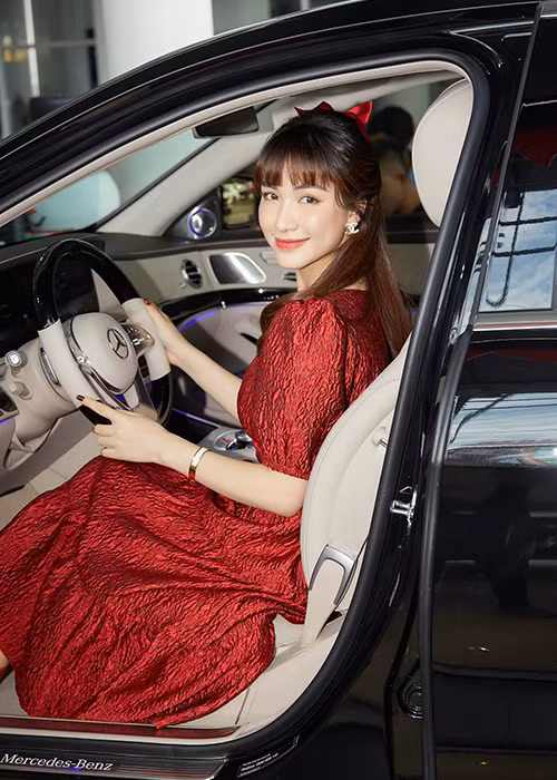 Khoe xe mới, Hòa Minzy tâm sự cô đã lao động chăm chỉ và có ý chí không thua kém cánh mày râu.