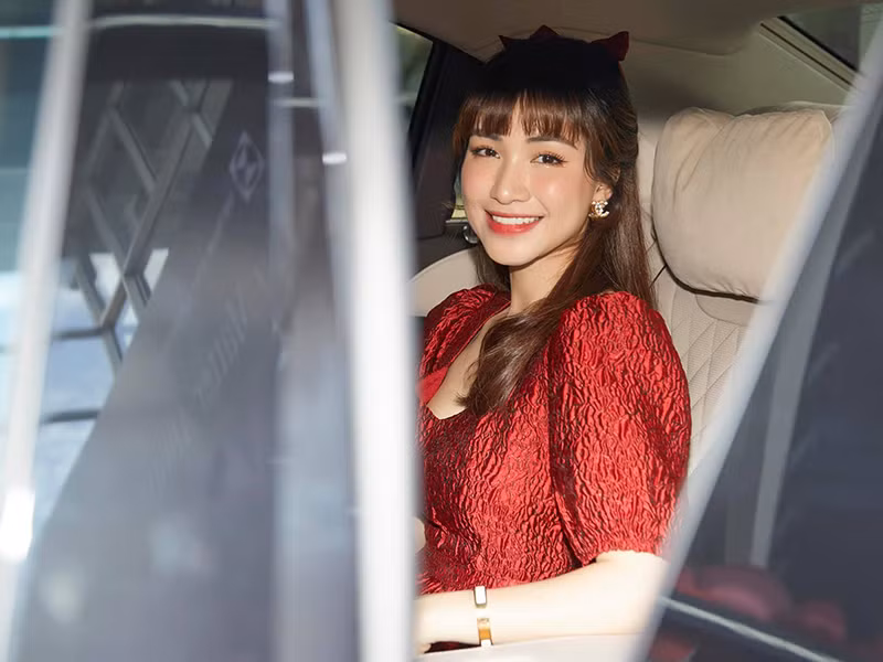  Hòa Minzy tậu xế hộp 5 tỷ ở độ tuổi 25.