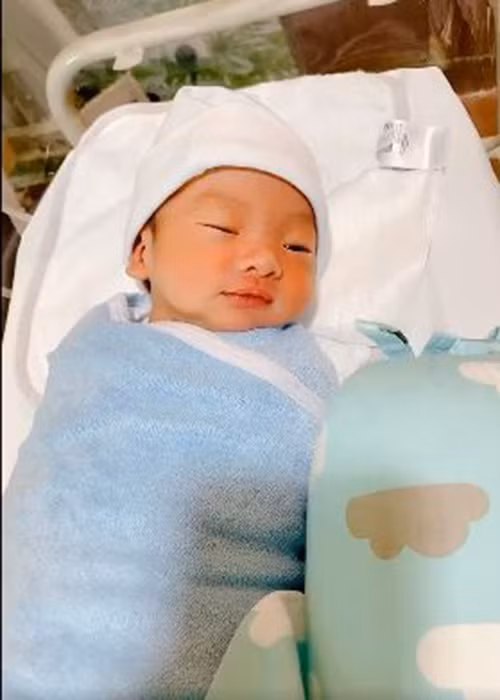 Mới đây, bà xã của Dương Khắc Linh khoe hai con trai thay vì úp mở hình ảnh. Nữ ca sĩ Sara Ngọc Duyên chia sẻ: "Tính đầy tháng mới đăng tải nhưng mà nghiện quá, mẹ thiếu nghị lực quá giữ không nổi các bác ạ".