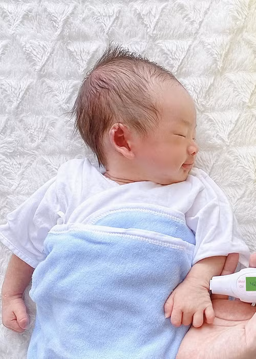 Hai con trai chưa đầy tháng tuổi của Dương Khắc Linh đều kháu khỉnh.