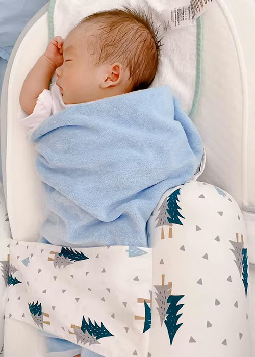 "Nết ngủ đặc của ba đầu to suy nghĩ nhiều. Quấn chặt mấy thì 5-10 phút sau cũng chăn một nơi, tay đặt lên đầu", bà xã của Dương Khắc Linh chia sẻ.