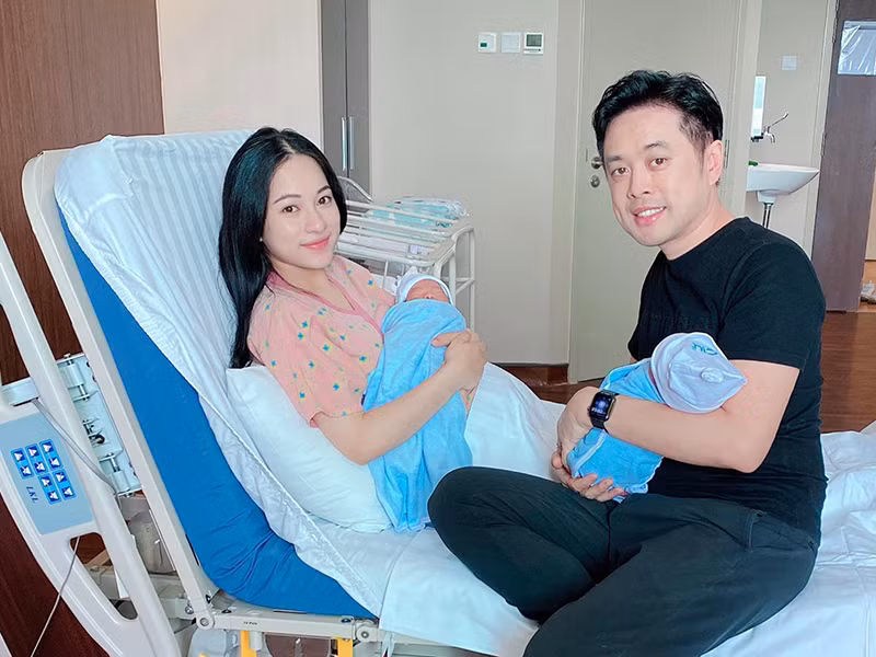 Dương Khắc Linh chào đón hai quý tử gia nhập tổ ấm sau 1 năm làm đám cưới.