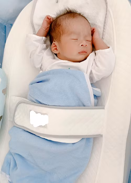 Ngọc Duyên khoe dáng ngủ của hai con trai giống hệt Dương Khắc Linh.