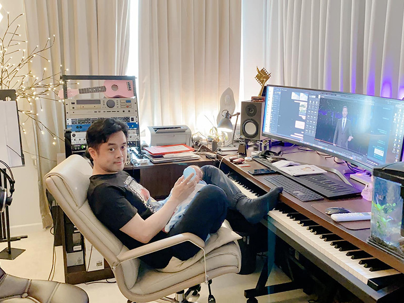 Nam nhạc sĩ thậm chí vừa làm việc vừa chăm con.