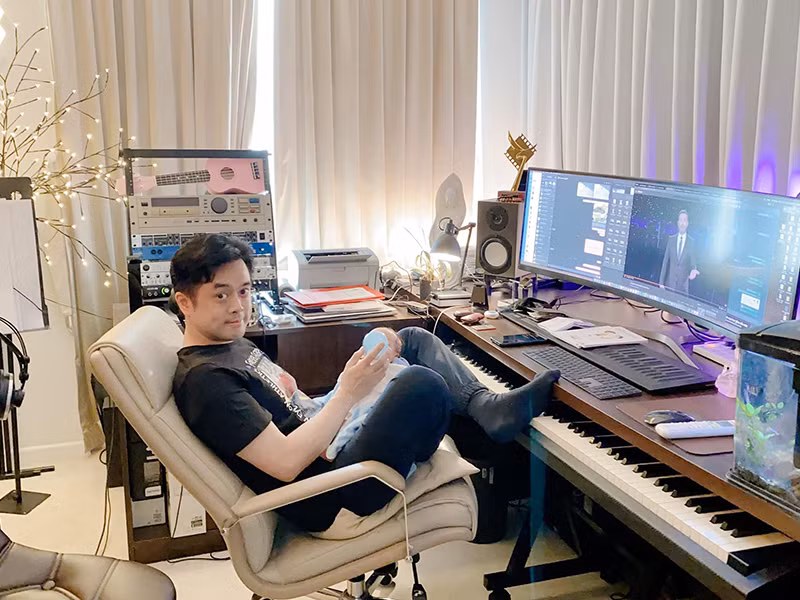 Nam nhạc sĩ thậm chí vừa làm việc vừa chăm con.