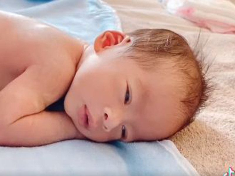 Cặp song sinh của vợ chồng Dương Khắc Linh có tên thân mật là Jerry và Mickey, chào đời ngày 21/10 vừa qua. Trong ảnh là bé Jerry khi được một tuần tuổi.