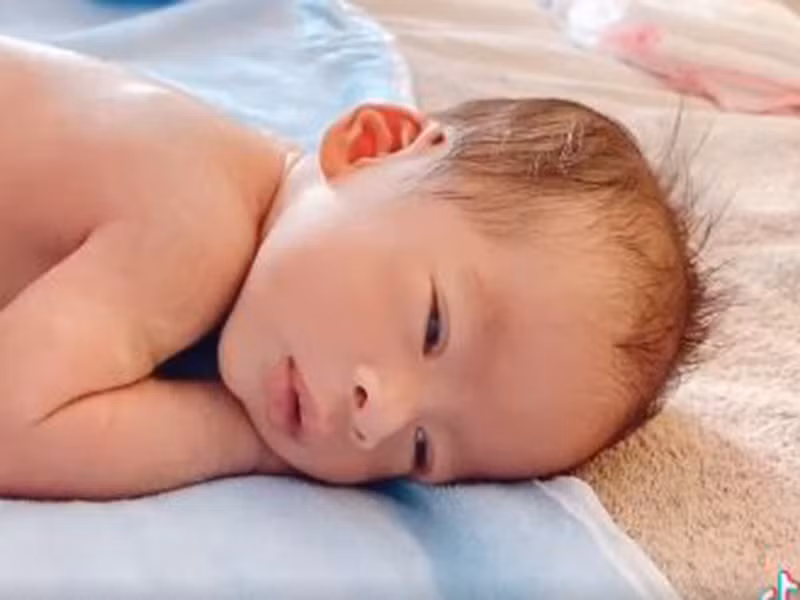 Cặp song sinh của vợ chồng Dương Khắc Linh có tên thân mật là Jerry và Mickey, chào đời ngày 21/10 vừa qua. Trong ảnh là bé Jerry khi được một tuần tuổi.