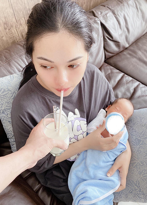 Dương Khắc Linh cũng tận tình chăm sóc bà xã.