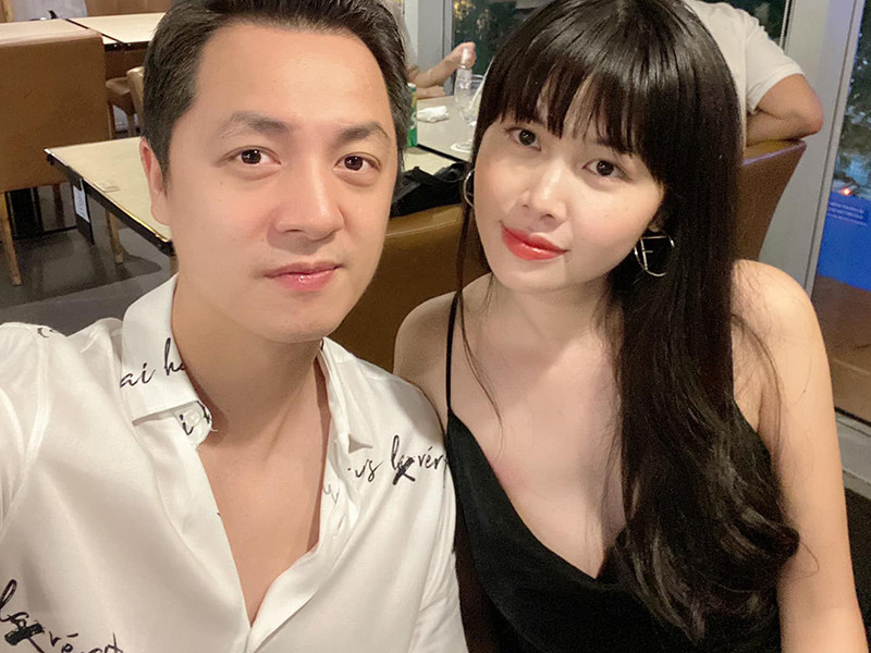 "Xin lỗi vợ, chồng hay thích đánh úp. Cho vợ ký hợp đồng trước lúc bay về Sài Gòn luôn. Quà 7 năm ngày cưới bất ngờ cho vợ. Tặng vợ mấy căn nhà góc xanh, vàng, đỏ, trắng... sẽ là màu sắc thêm vào tình yêu của tụi mình những năm tới", Đăng Khôi chia sẻ.