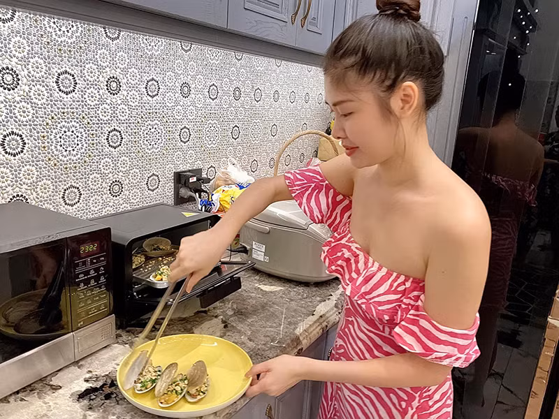 Hot girl Hà thành một thời khoe vai trần quyến rũ khi nấu ăn.