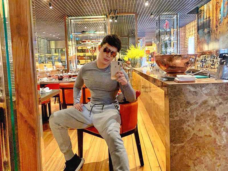 Trước đó, Nathan Lee chia sẻ trên Công lý và xã hội, có rất nhiều đại gia theo đuổi anh mỗi ngày và sẵn sàng sống chết với anh nhưng anh không cần.