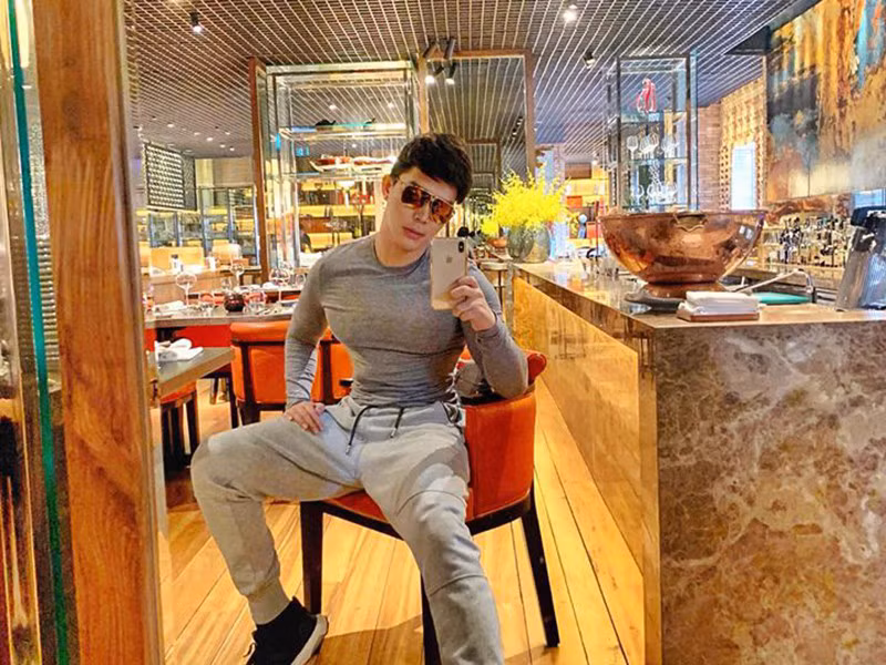 Trước đó, Nathan Lee chia sẻ trên Công lý và xã hội, có rất nhiều đại gia theo đuổi anh mỗi ngày và sẵn sàng sống chết với anh nhưng anh không cần.