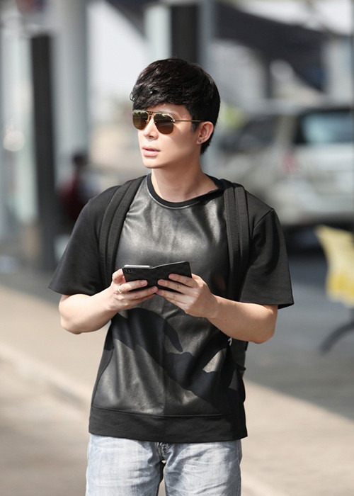 Nam ca sĩ cũng từng kể năm 12 – 13 tuổi, anh thất tình với một cô bạn học. Người này chuyển từ Mỹ sang Hawaii sống và trong gần 1 năm trời khiến nam ca sĩ khóc. Ảnh: Phapluatplus