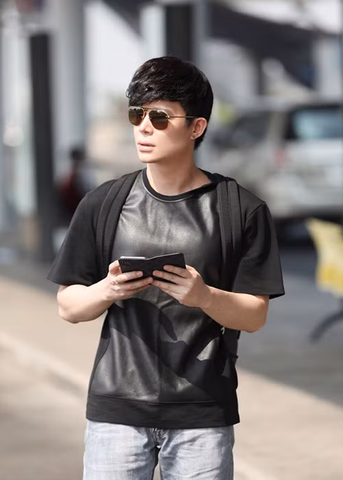 Nam ca sĩ cũng từng kể năm 12 – 13 tuổi, anh thất tình với một cô bạn học. Người này chuyển từ Mỹ sang Hawaii sống và trong gần 1 năm trời khiến nam ca sĩ khóc. Ảnh: Phapluatplus