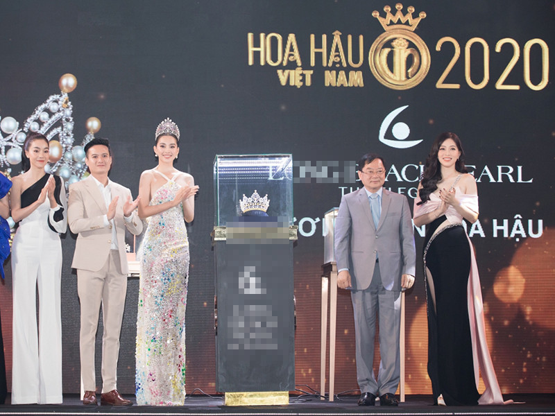 Trả lời phỏng vấn Lao Động, bà Phạm Kim Dung - Phó Ban tổ chức lý giải nguyên nhân không công bố giá trị vương miện: “Nếu công bố trong bối cảnh này (bối cảnh cả nước gặp khó khăn vì dịch COVID-19 -PV) chúng tôi thấy không hợp lý, vì ngoài kia còn quá nhiều người khổ, khó khăn mà chiếc vương miện lại trị giá quá cao. Nếu không công bố thì nó sẽ nhân văn hơn. Ngoài ra, tôi nghĩ rằng vương miện có giá bao nhiêu thì với Hoa hậu Việt Nam nó cũng là vô giá”. Ảnh: VOV