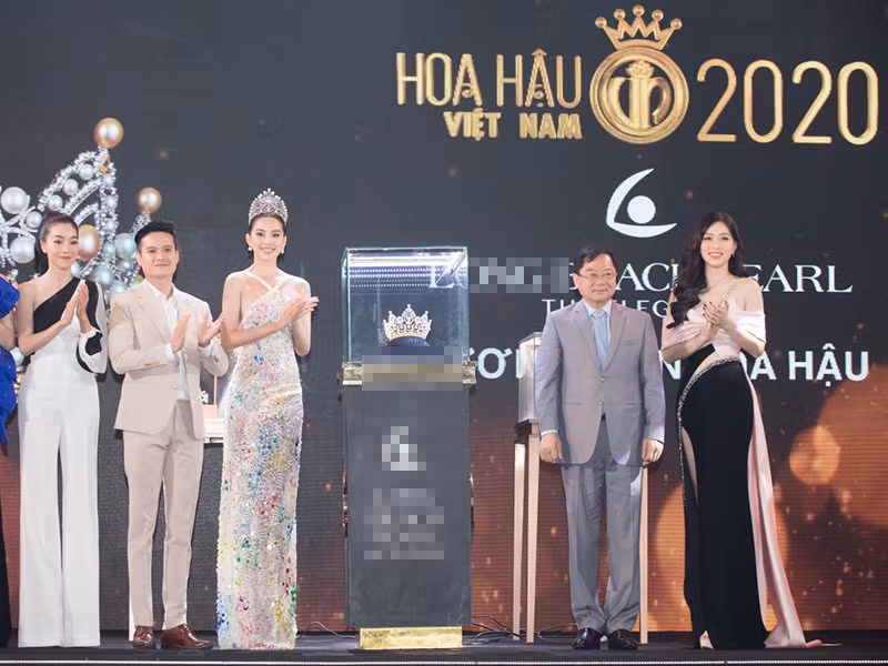 Trả lời phỏng vấn Lao Động, bà Phạm Kim Dung - Phó Ban tổ chức lý giải nguyên nhân không công bố giá trị vương miện: “Nếu công bố trong bối cảnh này (bối cảnh cả nước gặp khó khăn vì dịch COVID-19 -PV) chúng tôi thấy không hợp lý, vì ngoài kia còn quá nhiều người khổ, khó khăn mà chiếc vương miện lại trị giá quá cao. Nếu không công bố thì nó sẽ nhân văn hơn. Ngoài ra, tôi nghĩ rằng vương miện có giá bao nhiêu thì với Hoa hậu Việt Nam nó cũng là vô giá”. Ảnh: VOV