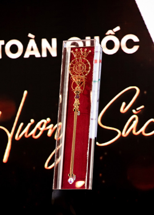 Tân hoa hậu cũng nhận được quyền trượng đăng quang. Chiếc trượng được mạ vàng 24k, đính thêm 44 viên đá quý (trong đó có 2 viên thạch anh tím 30mm). Ảnh: VOV
