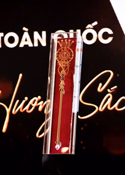 Tân hoa hậu cũng nhận được quyền trượng đăng quang. Chiếc trượng được mạ vàng 24k, đính thêm 44 viên đá quý (trong đó có 2 viên thạch anh tím 30mm). Ảnh: VOV
